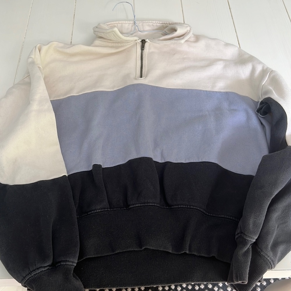 Universal Thread Pullover